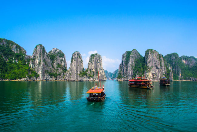 Vietnam - zátoka Ha Long Bay