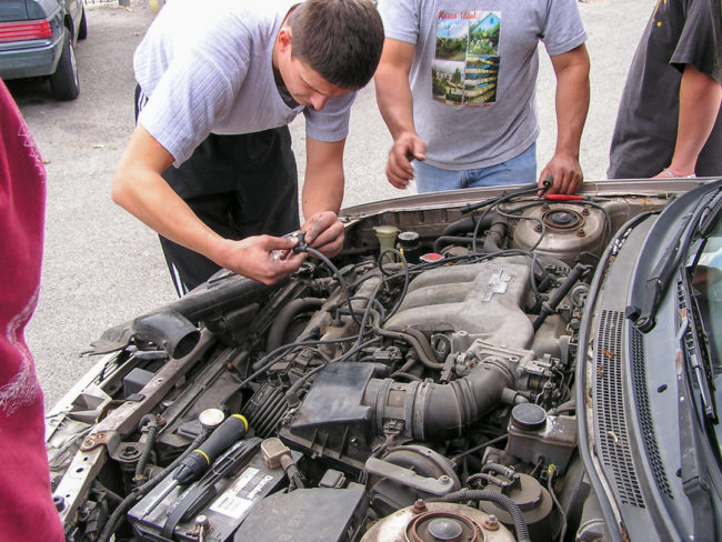 Marek se snaží spravit naše definitivně nepojízdné auto