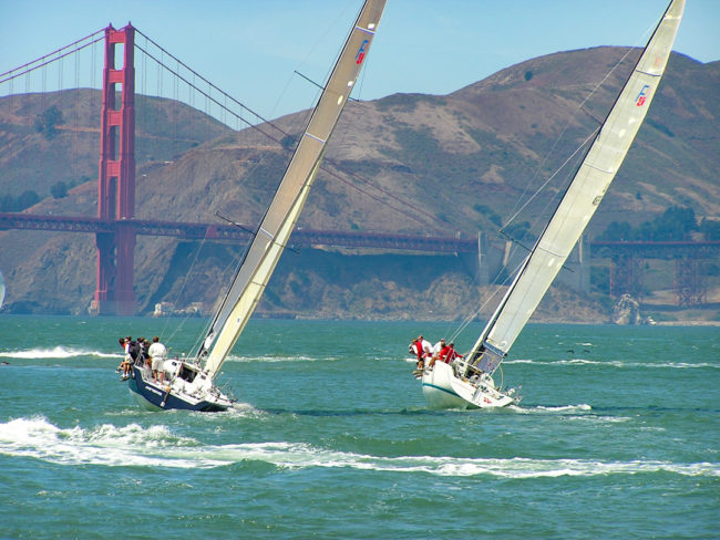 Plachetnice před Golden Gate Bridge