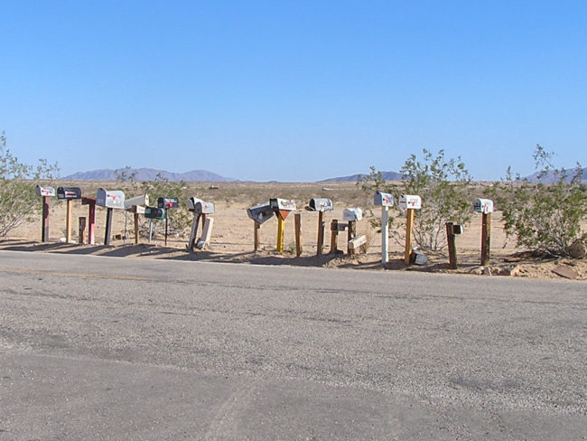 Poštovní schránky uprostřed pouště