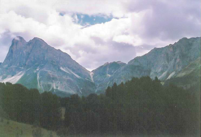 Sedlo Forcola de Putia a vlevo vrchol Sass de Putia