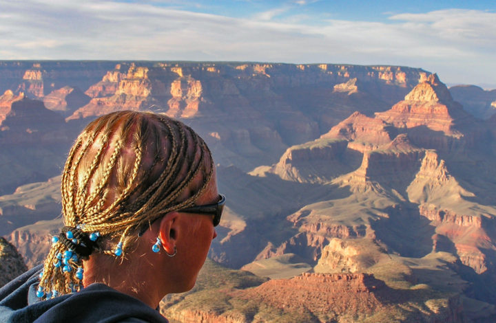 Veržána pozoruje západ slunce v Grand Canyonu