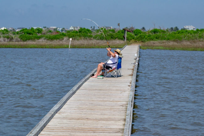 Galveston Island (Bayside) - rybáři na lávce přes zátoku