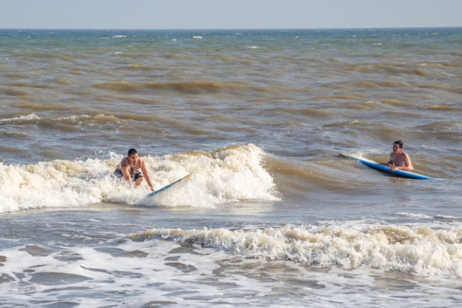 Galveston - surfaři ve vlnách