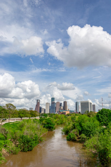 Houston downtown z mostu přes řeku Buffalo Bayou