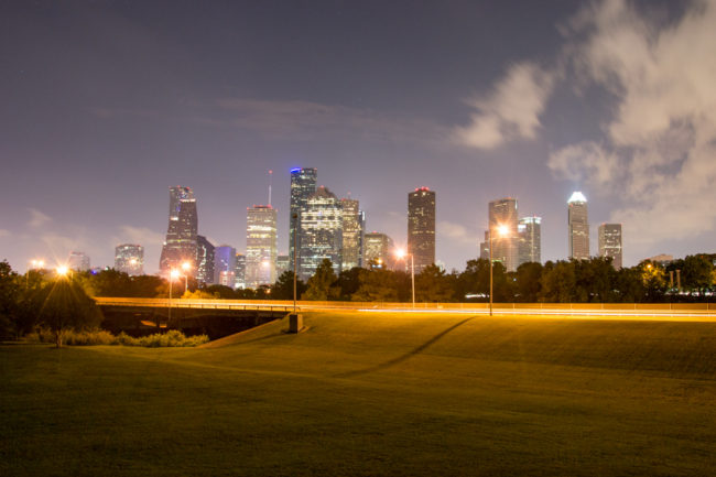 Noční Houston skyline z Buffalo Bayou parku