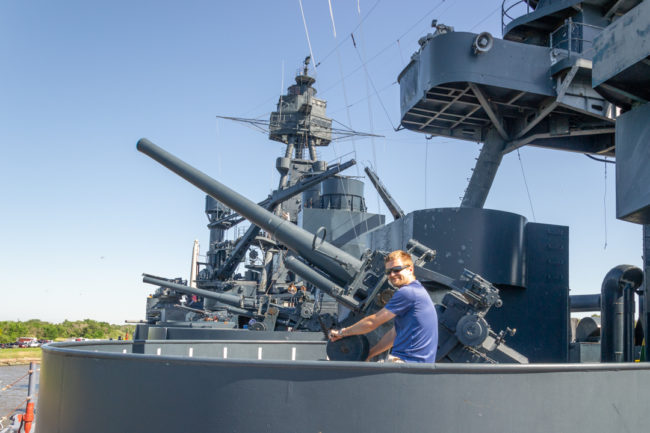 Martin zaměřuje dělo na lodi USS Texas