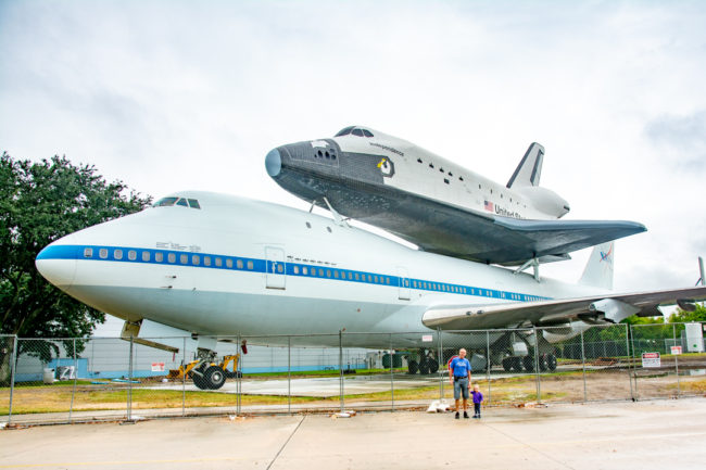 NASA - raketoplán sedící na Boeingu 747 (NASA 905)