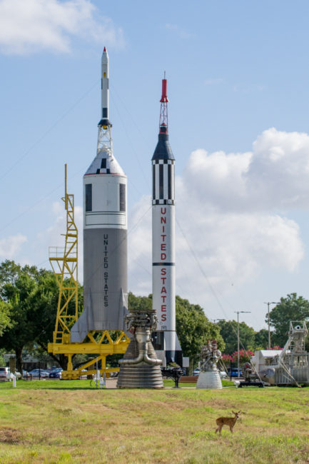 Srnka a obří rakety v NASA JSC Rocket Parku