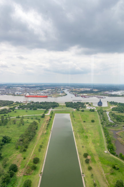 Reflexní jezírko a USS Texas před San Jacinto Monument