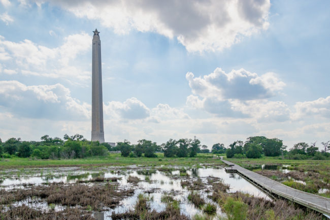 San Jacinto Monument z bažin