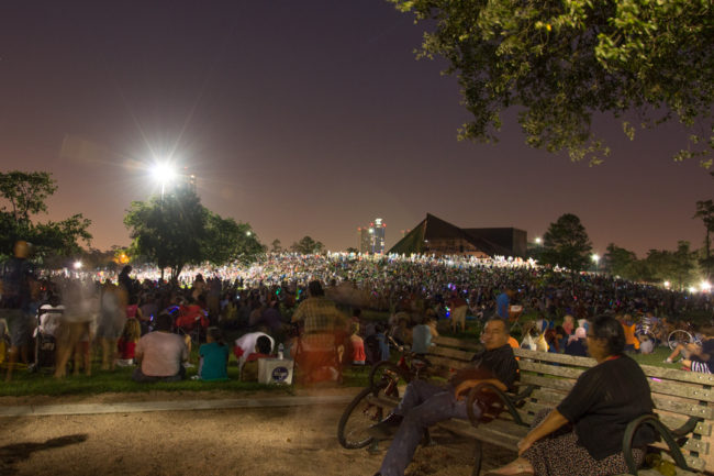 Tisíce lidí před Miller Outdoor Theater - Den nezávislosti