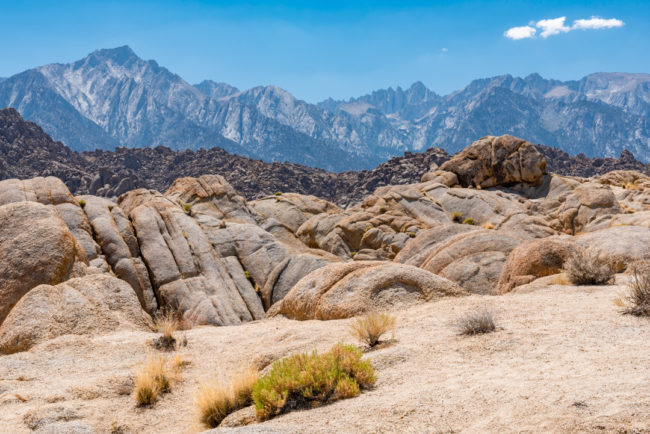 Alabama Hills, v pozadí Mt. Whitney