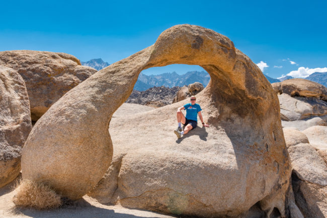 Mt. Whitney skrz Mobius Arch - Alabama Hills