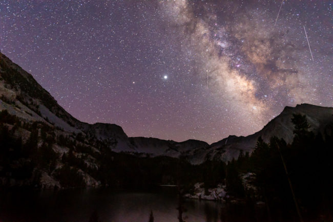 Perseidy - meteorický roj v pohoří Sierra Nevada