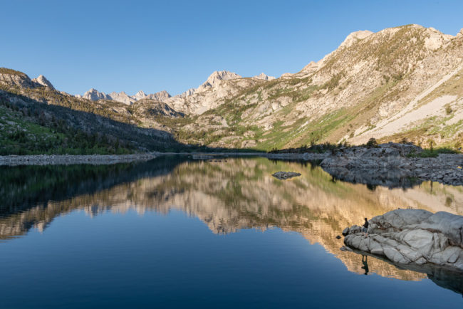 Rybář u jezera Lake Sabrina