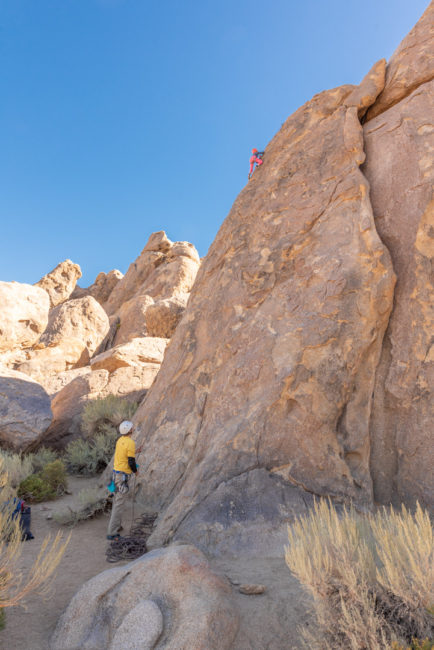 Alabama Hills, Sierra Nevada - dítě leze