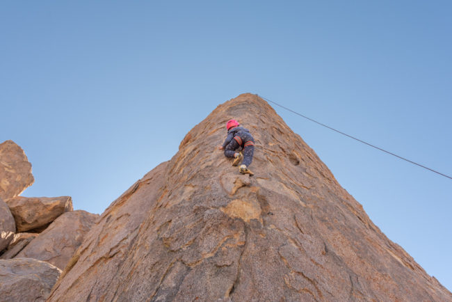 Dcera leze na skálu - Alabama Hills, Sierra Nevada