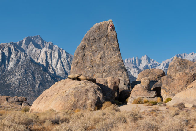 Dítě leze Shark's Fin, vlevo Lone Pine Peak, vpravo Mt. Whitney