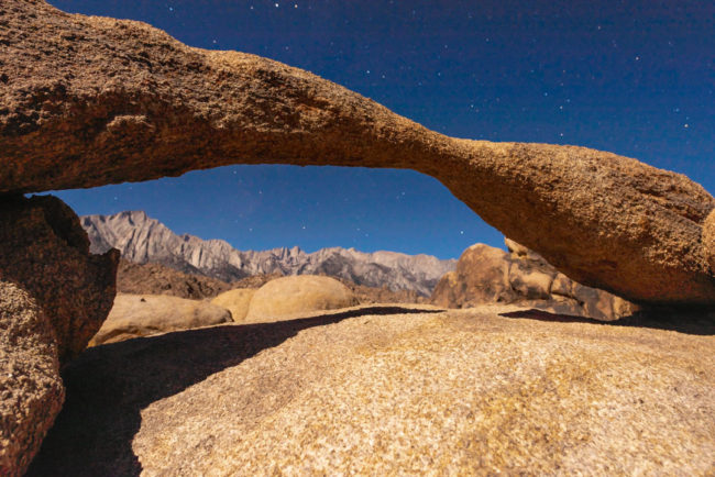 Lathe Arch v noci - Alabama Hills, Sierra Nevada