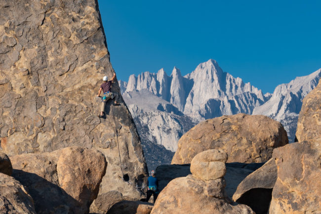 Martin leze Shark's Fin, v pozadí Mt. Whitney - Alabama Hills