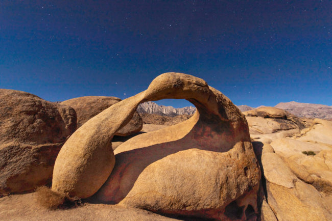 Oblouk Mobius Arch v noci - Alabama Hills, Sierra Nevada