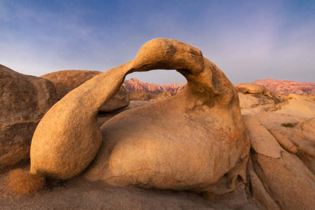 Mobius Arch při východu Slunce - Alabama Hills, Sierra Nevada