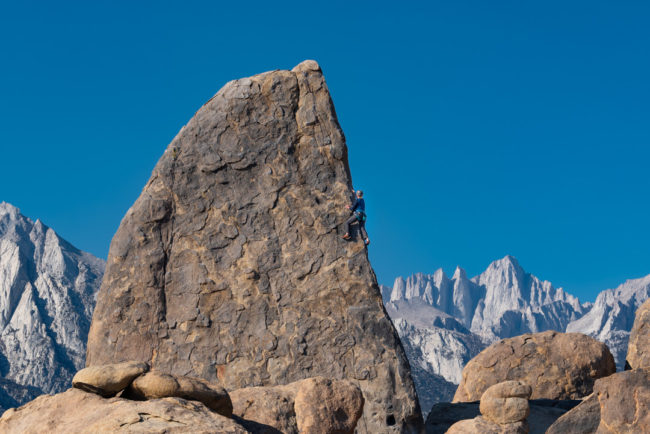 Veržána leze Shark's Fin, v pozadí Mt. Whitney - Alabama Hills