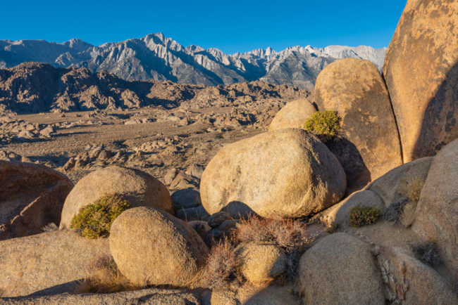 Východ slunce - výhled z kempu na skály v Alabama Hills