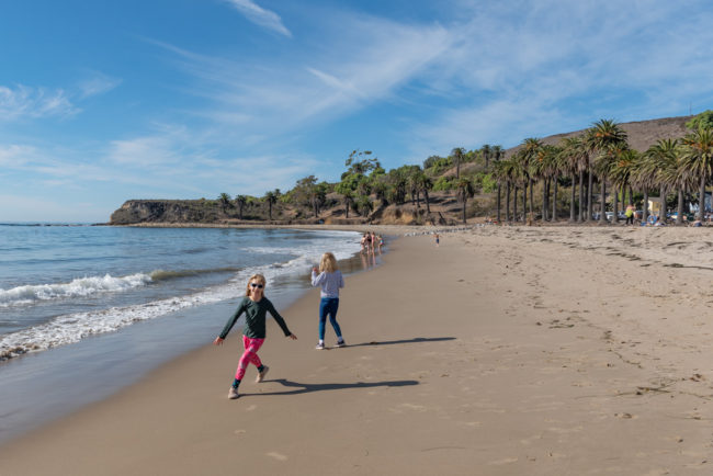 Děti běhají na pláži - Refugio State Beach