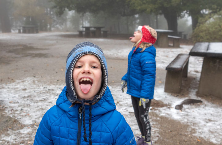 Děti chytají sněhové vločky na jazyk
