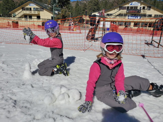 Děti staví sněhuláky - Snow Valley