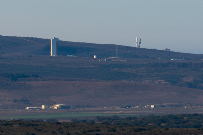 Odklonění podpůrné věže rakety Space X Falcon 9 před startem