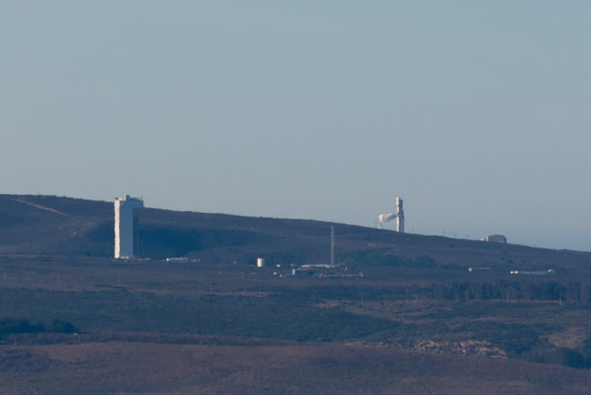 Raketa Space X Falcon 9 vypouští dým před startem