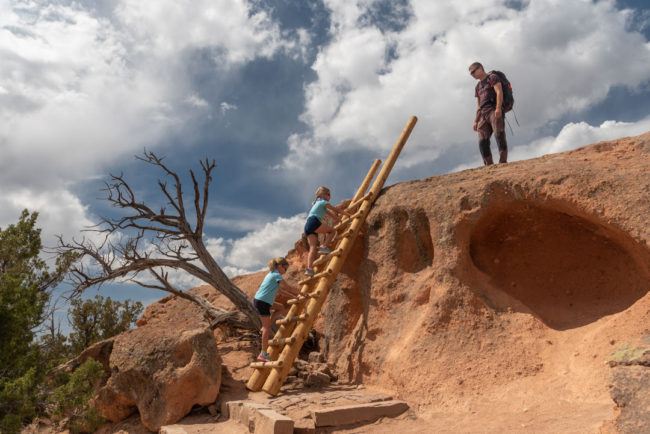 Děti lezou po žebříku - Tsankawi, Bandelier National Monument