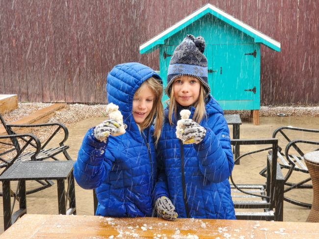 Sněží - děti staví sněhuláky