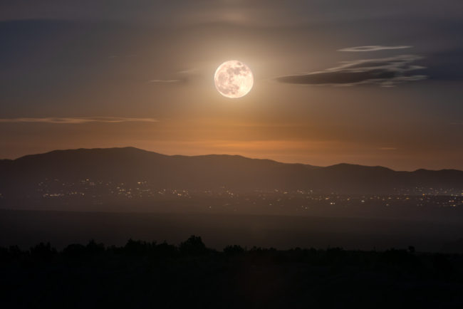 Supermoon vychází nad Santa Fe