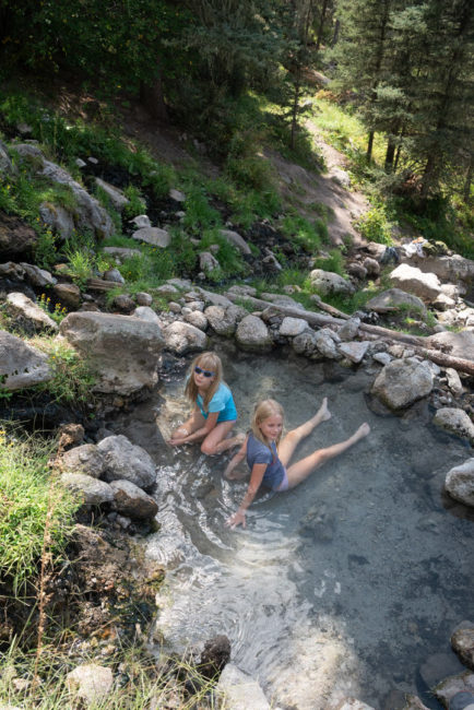 Holky se koupou v horkém jezírku San Antonio Hot Springs