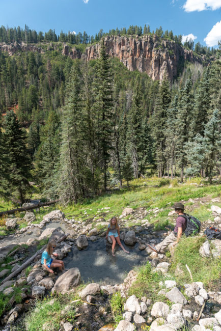 Horké prameny San Antonio Hot Springs s výhledem na skály