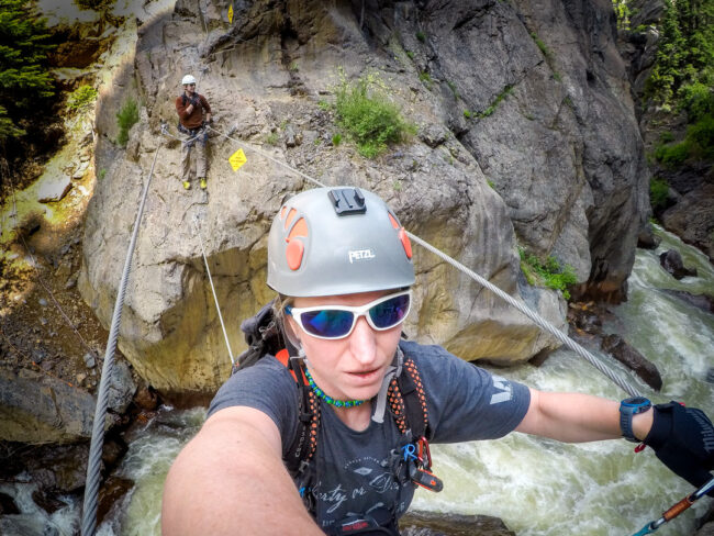 Přechod lanového mostu nad divokou řekou - via ferrata Ouray