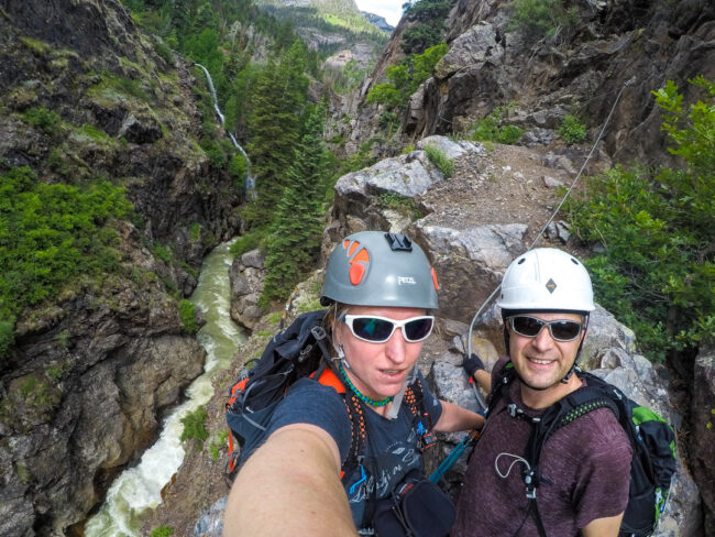 Veržána a Martin nad divokou řekou s vodopádem - via ferrata Ouray