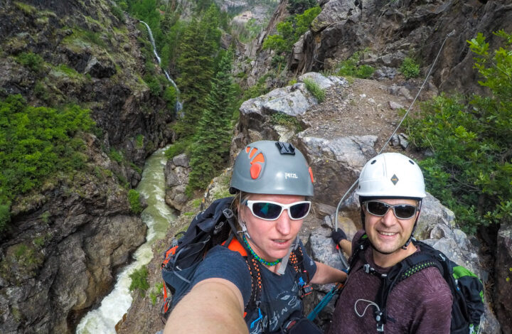 Veržána a Martin nad divokou řekou s vodopádem - via ferrata Ouray