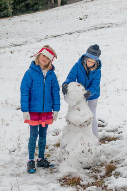 Děti staví sněhuláka