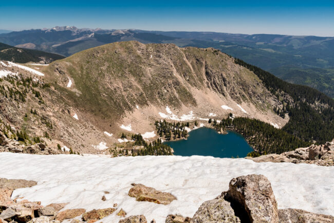 Alpské jezero Katherine pod vrcholem Santa Fe Baldy